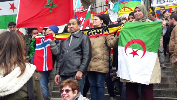 Bruxelles, la marcia dell’odio. E la Polizia “scorta” gli hooligans Bruxelles, la marcia dell’odio. E la Polizia “scorta” gli hooligans