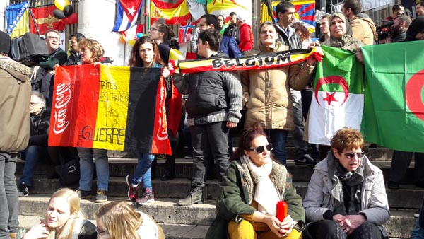 Bruxelles, la marcia dell’odio. E la Polizia “scorta” gli hooligans Bruxelles, la marcia dell’odio. E la Polizia “scorta” gli hooligans
