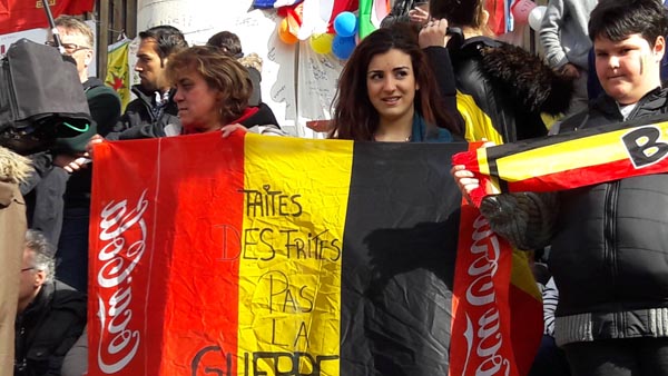 Bruxelles, la marcia dell’odio. E la Polizia “scorta” gli hooligans Bruxelles, la marcia dell’odio. E la Polizia “scorta” gli hooligans
