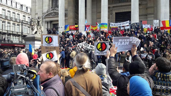 Bruxelles, la marcia dell’odio. E la Polizia “scorta” gli hooligans Bruxelles, la marcia dell’odio. E la Polizia “scorta” gli hooligans