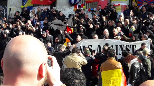 Bruxelles, la marcia dell’odio. E la Polizia “scorta” gli hooligans Bruxelles, la marcia dell’odio. E la Polizia “scorta” gli hooligans