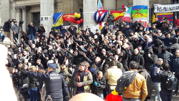 Bruxelles, la marcia dell’odio. E la Polizia “scorta” gli hooligans Bruxelles, la marcia dell’odio. E la Polizia “scorta” gli hooligans