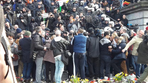 Bruxelles, la marcia dell’odio. E la Polizia “scorta” gli hooligans Bruxelles, la marcia dell’odio. E la Polizia “scorta” gli hooligans