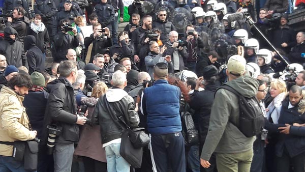 Bruxelles, la marcia dell’odio. E la Polizia “scorta” gli hooligans Bruxelles, la marcia dell’odio. E la Polizia “scorta” gli hooligans