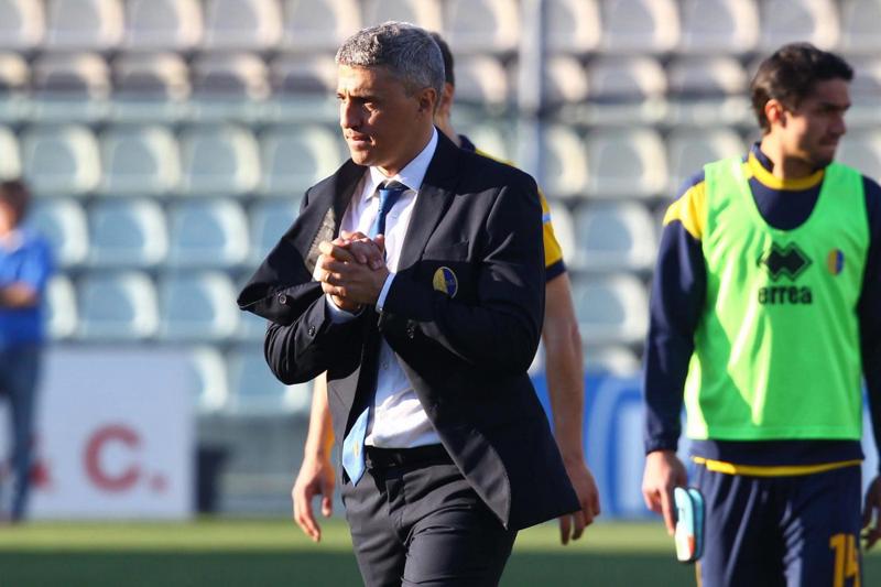 Modena, esonerato Hernan Crespo. La moglie: “Lavorava gratis m…e” Modena, esonerato Hernan Crespo. La moglie: “Lavorava gratis m…e”