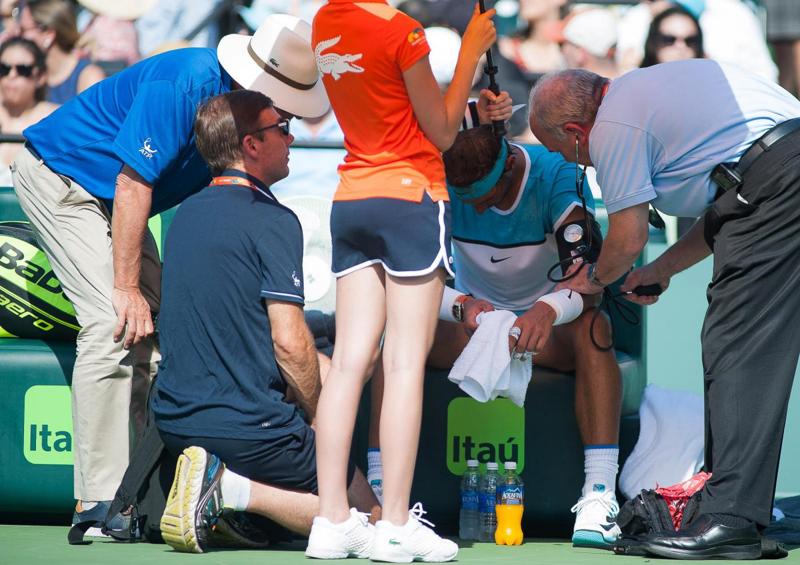 Tennis, Nadal malore a Miami e ritiro. “Ho avuto paura, stavo male” Tennis, Nadal malore a Miami e ritiro. “Ho avuto paura, stavo male”