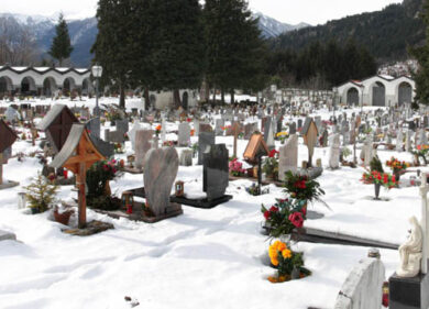 I fiori del cimitero rivenduti come addobbi ai matrimoni: arrestati