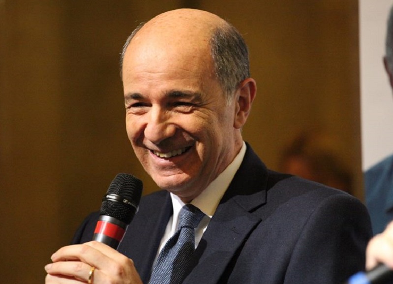 Il volo in picchiata del Passera: accordo con Parisi o corsa solitaria? Il volo in picchiata del Passera: accordo con Parisi o corsa solitaria?