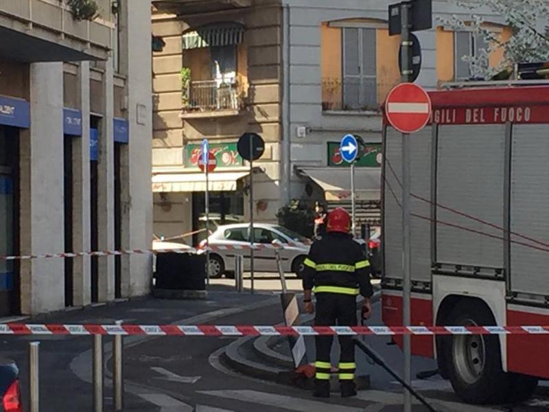 Doppio allarme bomba a Milano. Paura in centro. Le immagini di Affari Doppio allarme bomba a Milano. Paura in centro. Le immagini di Affari