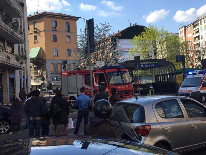 Doppio allarme bomba a Milano. Paura in centro. Le immagini di Affari Doppio allarme bomba a Milano. Paura in centro. Le immagini di Affari