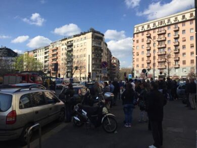 Doppio allarme bomba a Milano. Paura in centro. Le immagini di Affari