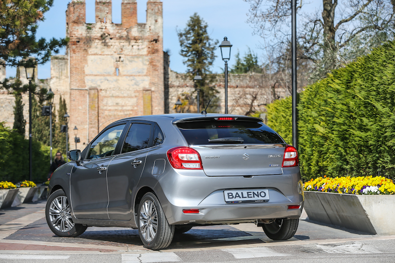 Suzuki Baleno: l’auto che rifiuta le definizioni convenzionali Suzuki Baleno: l’auto che rifiuta le definizioni convenzionali