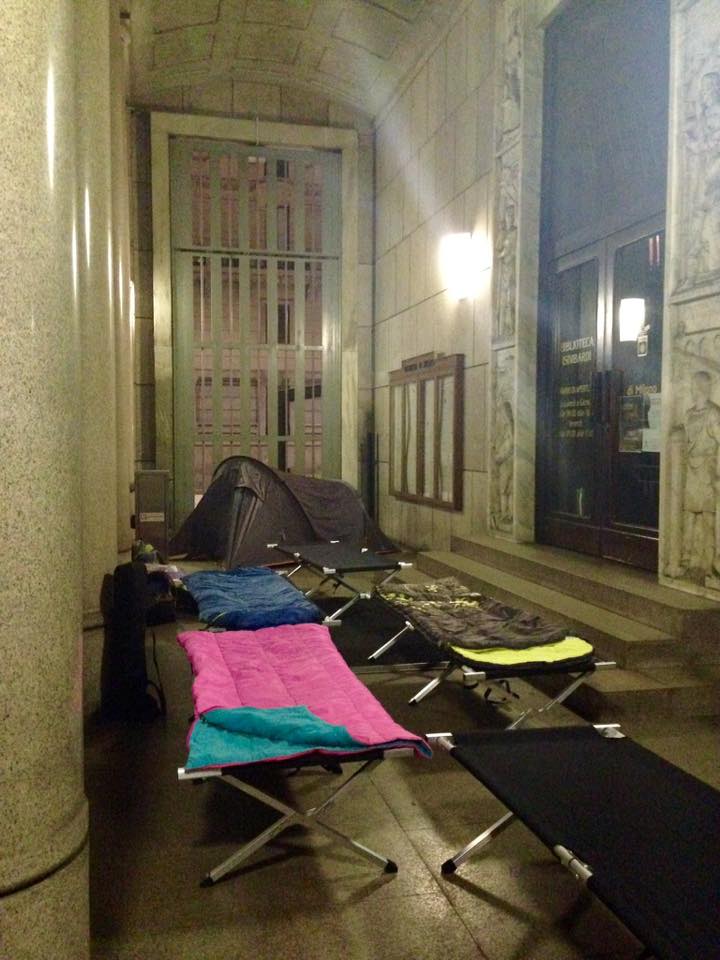 Città metropolitana: i precari dormono nell’atrio di Palazzo Isimbardi. FOTO Città metropolitana: i precari dormono nell’atrio di Palazzo Isimbardi. FOTO