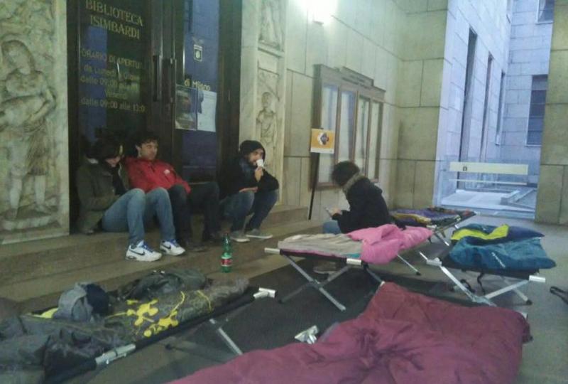 Città metropolitana: i precari dormono nell’atrio di Palazzo Isimbardi. FOTO Città metropolitana: i precari dormono nell’atrio di Palazzo Isimbardi. FOTO