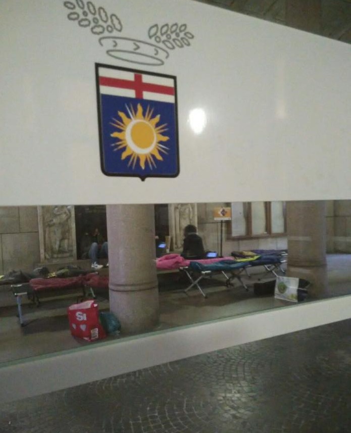 Città metropolitana: i precari dormono nell’atrio di Palazzo Isimbardi. FOTO Città metropolitana: i precari dormono nell’atrio di Palazzo Isimbardi. FOTO