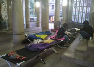 Città metropolitana: i precari dormono nell’atrio di Palazzo Isimbardi. FOTO