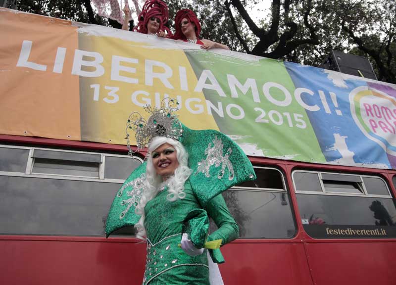 Ricca eredità per i gay. Il movimento si spacca