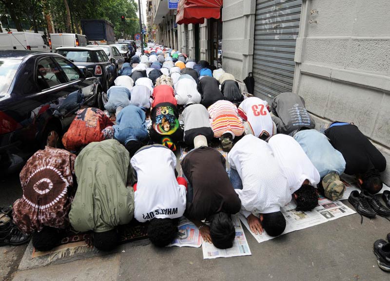 Milano, rabbia degli islamici dopo lo stop alle moschee Milano, rabbia degli islamici dopo lo stop alle moschee