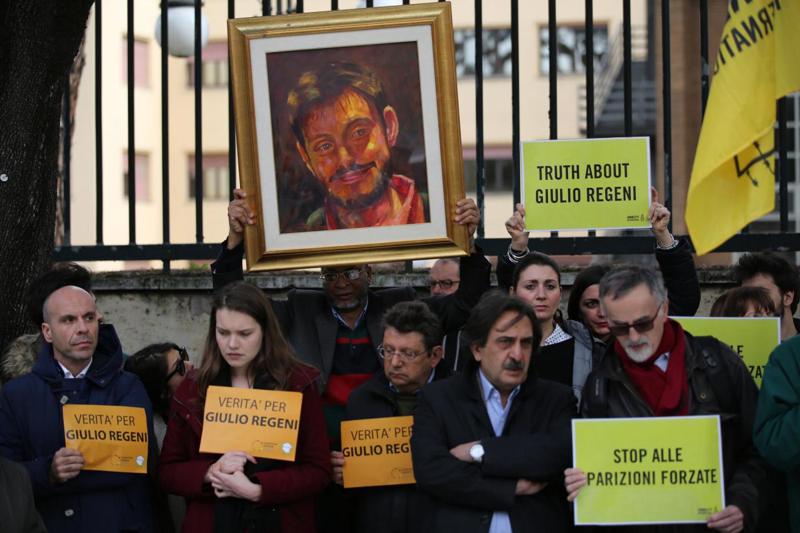 Regeni: 007 egiziani, spunta il dossier: “Foto e incontri dal suo arrivo” Regeni: 007 egiziani, spunta il dossier: “Foto e incontri dal suo arrivo”