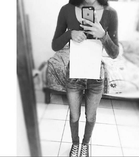 Follia social: dopo l’A4 challenge, gambe magre come un iPhone Follia social: dopo l’A4 challenge, gambe magre come un iPhone