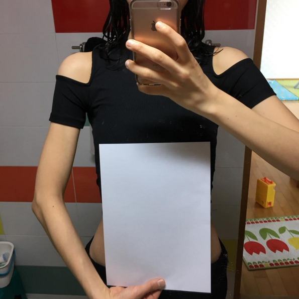 Follia social: dopo l’A4 challenge, gambe magre come un iPhone Follia social: dopo l’A4 challenge, gambe magre come un iPhone