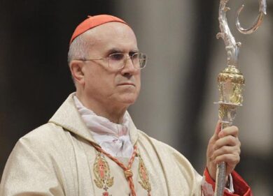 Vaticano, Bertone scarica gli ex collaboratori: “Io non sono indagato”