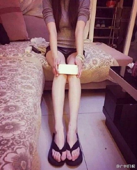 Follia social: dopo l’A4 challenge, gambe magre come un iPhone Follia social: dopo l’A4 challenge, gambe magre come un iPhone