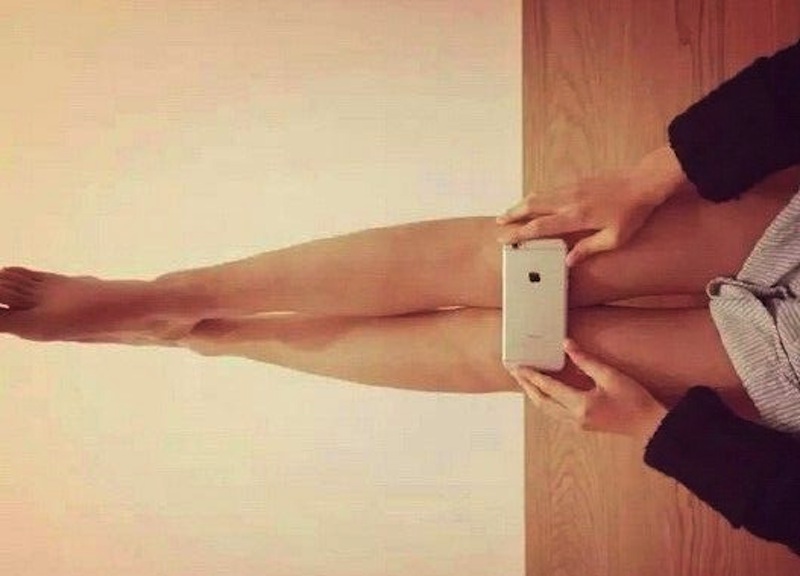 Follia social: dopo l’A4 challenge, gambe magre come un iPhone Follia social: dopo l’A4 challenge, gambe magre come un iPhone