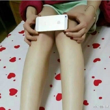 Follia social: dopo l’A4 challenge, gambe magre come un iPhone Follia social: dopo l’A4 challenge, gambe magre come un iPhone
