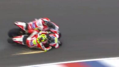 Iannone centra Dovizioso all’ultima curva. Addio podio Ducati. E a fine gara…