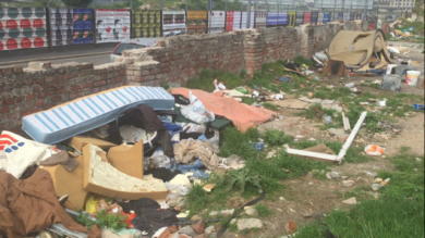 Milano choc: tendopoli rom, rifiuti e bivacchi. Ecco il degrado della Bovisa. Foto