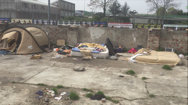 Milano choc: tendopoli rom, rifiuti e bivacchi. Ecco il degrado della Bovisa. Foto