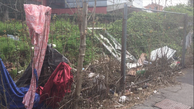 Milano choc: tendopoli rom, rifiuti e bivacchi. Ecco il degrado della Bovisa. Foto