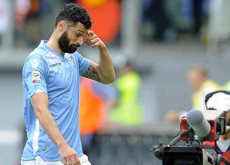 Tre arresti e 12 denunce. Daspo per tutti. Dopo derby: rabbia ultras al campo di Formello Tre arresti e 12 denunce. Daspo per tutti. Dopo derby: rabbia ultras al campo di Formello