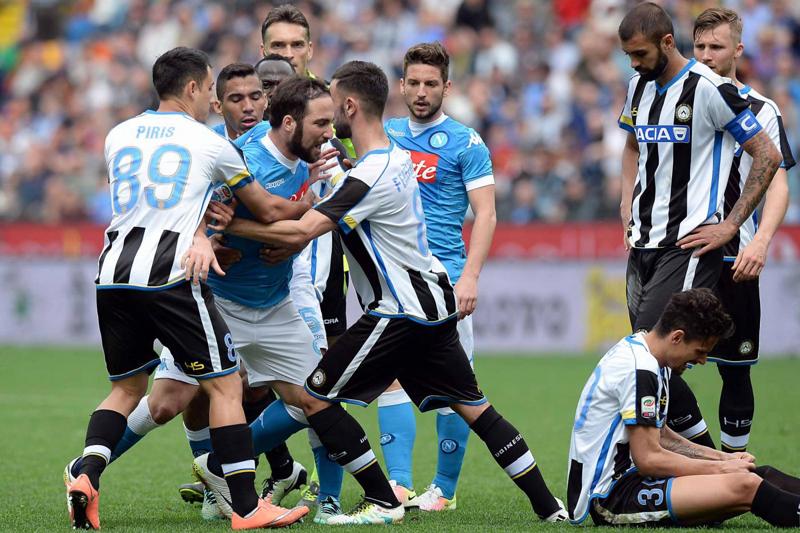 Napoli, Higuain, stangata ufficiale: 4 giornate. Mentre a Sarri…
