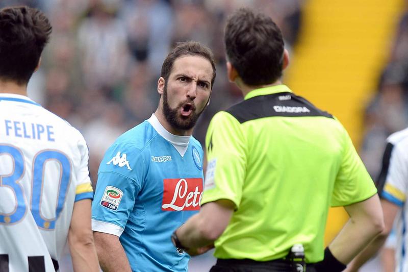 Napoli, Higuain, stangata ufficiale: 4 giornate. Mentre a Sarri…