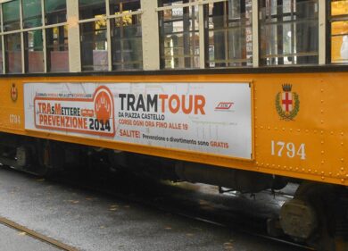 26enne ‘distratta’ urtata dal tram: scivola ed è grave
