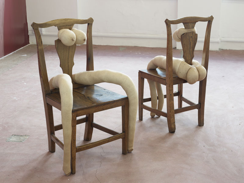 Miart, Sarah Lucas ridicolizza i tabù sessuali maschili. FOTO Miart, Sarah Lucas ridicolizza i tabù sessuali maschili. FOTO