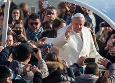 Il Papa le benedice gli occhi. Un “miracolo” per la piccola Lizzy