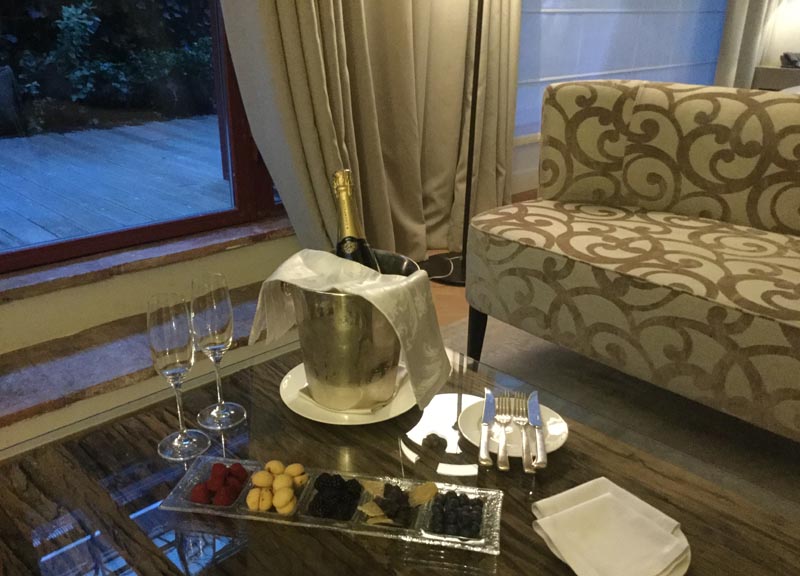 “A casa lontano da casa” nella nuova Lounge Area “Ottagono” ed Oyster Bar “A casa lontano da casa” nella nuova Lounge Area “Ottagono” ed Oyster Bar