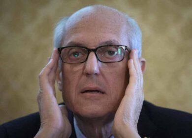 La Raggi in guerra col commissario Tronca. “Non è un proconsole, calpesta la democrazia”