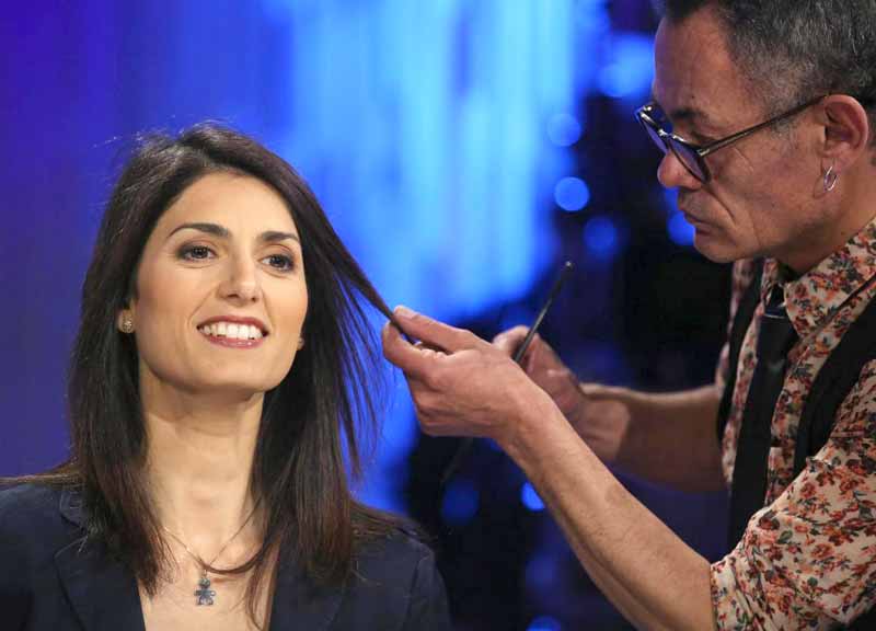 Grillo fa il miracolo: è la Raggi. Sciolto il mistero Bedori: era poco avvenente Grillo fa il miracolo: è la Raggi. Sciolto il mistero Bedori: era poco avvenente