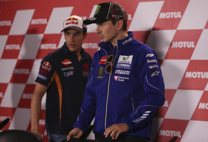 Jorge Lorenzo accusa: “Valentino Rossi mi copia anche le marce e…” Jorge Lorenzo accusa: “Valentino Rossi mi copia anche le marce e…”