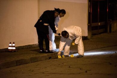 Trova un ladro in casa. Cinese lo getta dal balcone