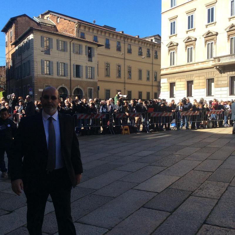 Casaleggio, applausi e lacrime al funerale. La folla: “Onestà”. FOTO