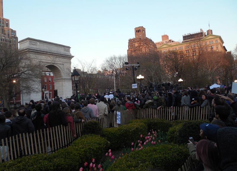 Bernie Sanders conquista i giovani di New York. Foto Bernie Sanders conquista i giovani di New York. Foto