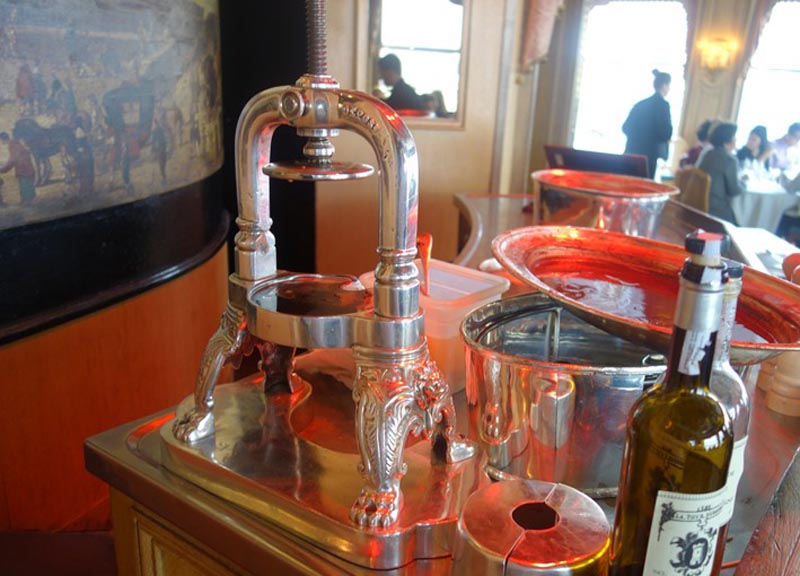 All’asta pentole e rare bottiglie della “Tour d’Argent”