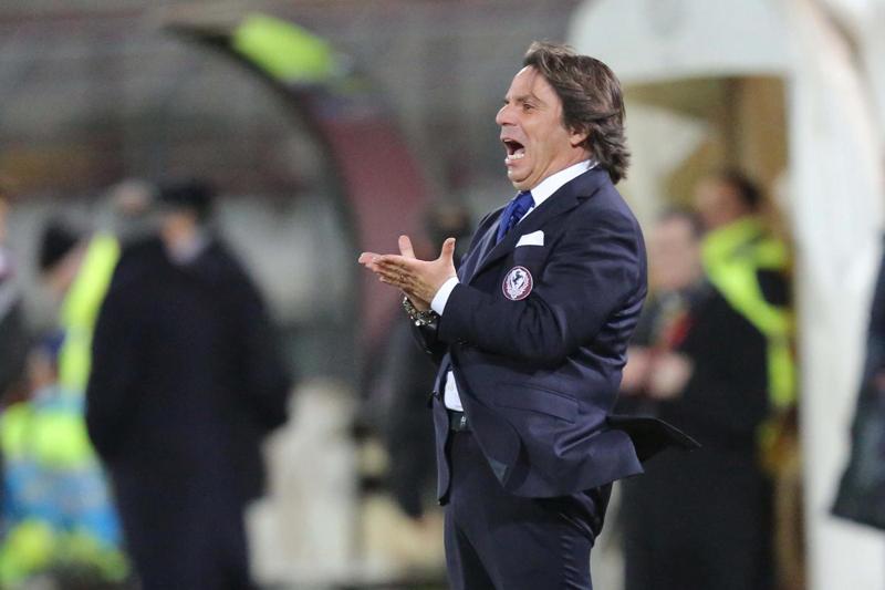 Ezio Capuano, esonerato il ‘vulcanico’ mister dell’Arezzo e star del web Ezio Capuano, esonerato il ‘vulcanico’ mister dell’Arezzo e star del web