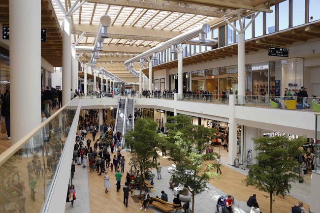 Arese, in troppi al centro commerciale. A8, chiuso lo svincolo autostradale Arese, in troppi al centro commerciale. A8, chiuso lo svincolo autostradale