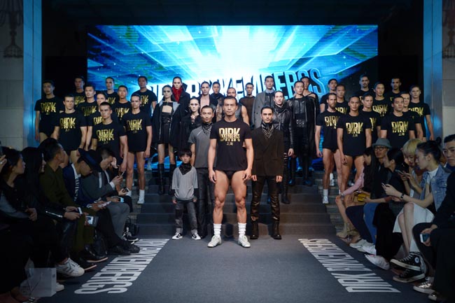 Dirk Bikkembergs conquista Shangai. Sfilata-evento alla fashion week Dirk Bikkembergs conquista Shangai. Sfilata-evento alla fashion week